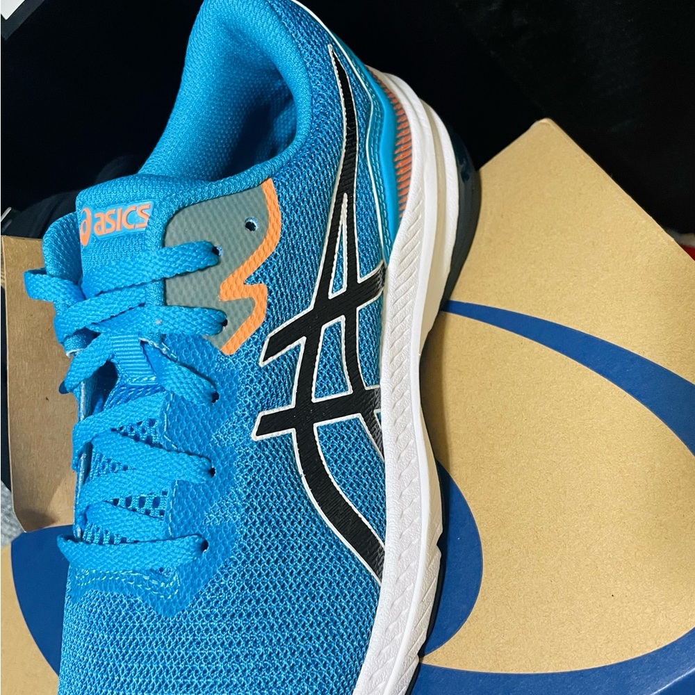 Boys Mens New Asics size 7